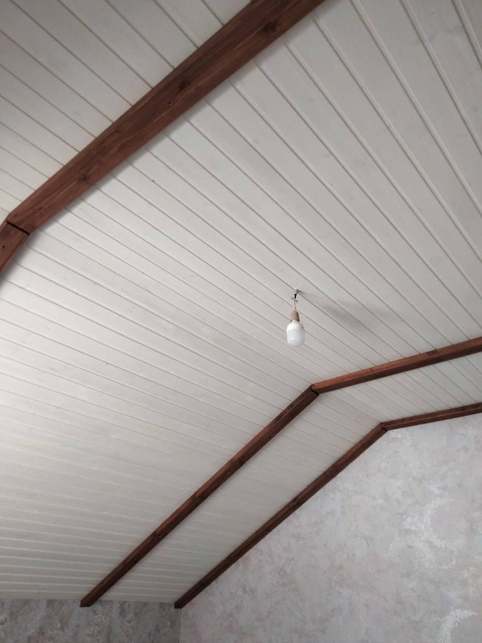 Белый и коричневый махагон